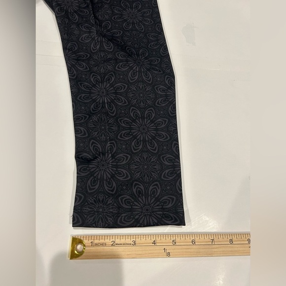 Everlast Body Fit Capri Leggings Women’s Large Black Floral Pattern - Picture 11 of 12